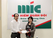 MIC Đà Nẵng trao tiền bảo hiểm cho gia đình nạn nhân tử vong vì TNGT tại Quảng Nam