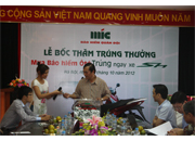 Khách hàng may mắn đầu tiên trúng xe máy honda SH125i